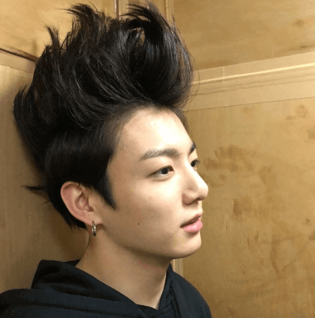 Mái tóc hơi kỳ quặc cũng không làm giảm sự đẹp trai của Jungkook. Đỉnh như Jungkook (BTS), đến mặt mộc cũng đẹp hết phần thiên hạ ảnh 4