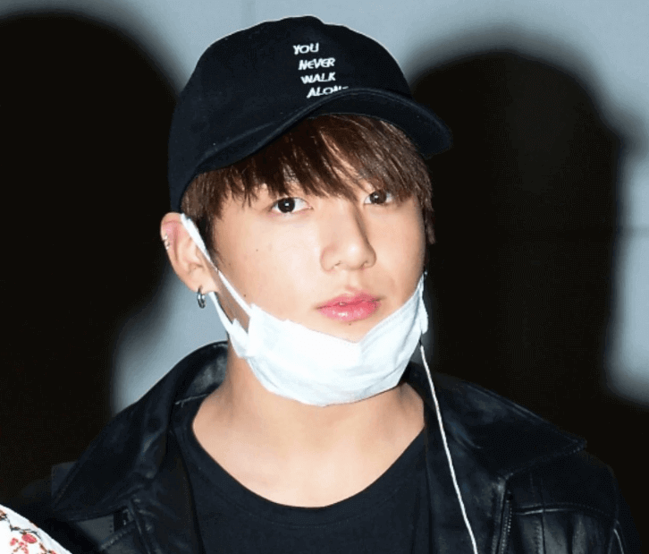 Jungkook như phát sáng và không phải là vì đèn flash của máy ảnh đâu nhé! Đỉnh như Jungkook (BTS), đến mặt mộc cũng đẹp hết phần thiên hạ ảnh 7