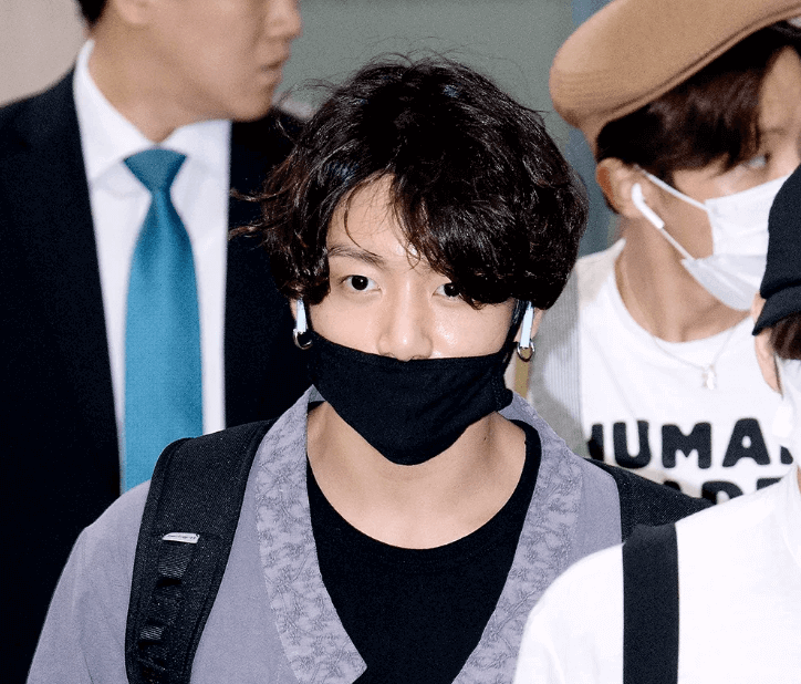 Làn da của Jungkook thật hoàn hảo bất chấp tuổi tác và việc phải trang điểm thường xuyên vì lý do công việc. Đỉnh như Jungkook (BTS), đến mặt mộc cũng đẹp hết phần thiên hạ ảnh 9