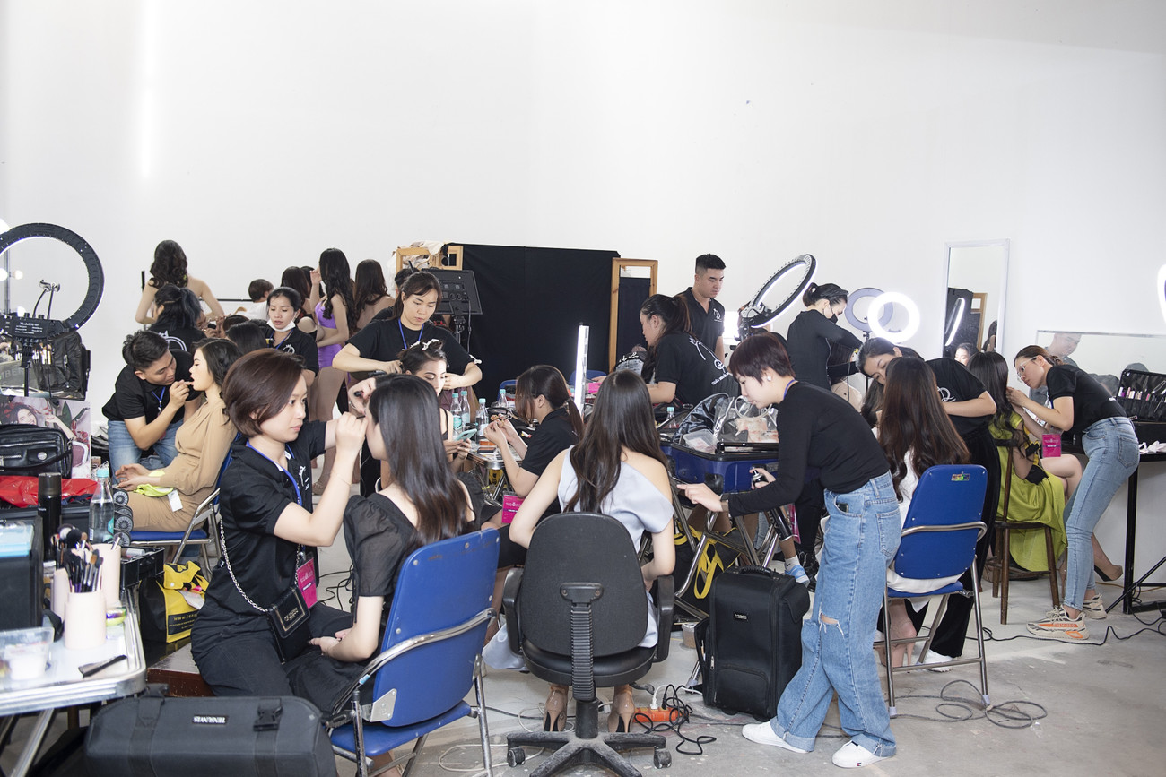 Thí sinh Hoa Hậu Việt Nam 2020 xinh đẹp dưới bàn tay của ekip make up hot nhất showbiz ảnh 11