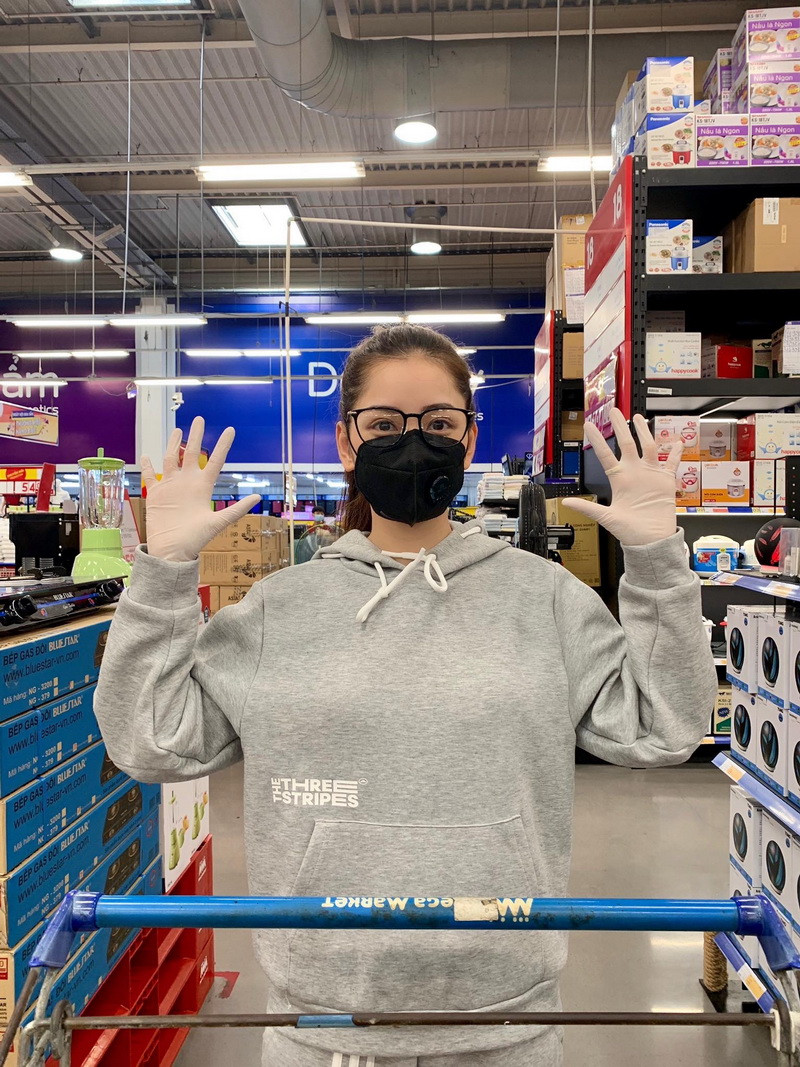 Chi Pu khoe "thời trang siêu thị" với chiếc hoodie xám Adidas, phòng vệ cẩn thận từ khẩu trang đến kính, găng tay. Từ Chi Pu đến Kylie Jenner - đây chính là món đồ thời trang hot nhất mùa “Tết Corona“ ảnh 1