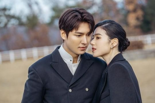 Muốn người yêu đẹp như quân vương, các nàng ra sức stylist bất chấp ngoại hình anh ấy có kham nổi hay không. "Hạ cánh nơi anh" hay "Quân vương bất diệt", người khổ nhất vẫn là mấy anh người yêu! ảnh 1