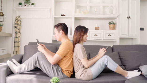 Bạn có quyền trông đợi anh ấy hưởng ứng câu chuyện, nhưng không thể bắt buộc anh ta phải hứng thú. Làm ơn dừng ngay những việc này nếu bạn không muốn “đổi giới tính” của người yêu! ảnh 1