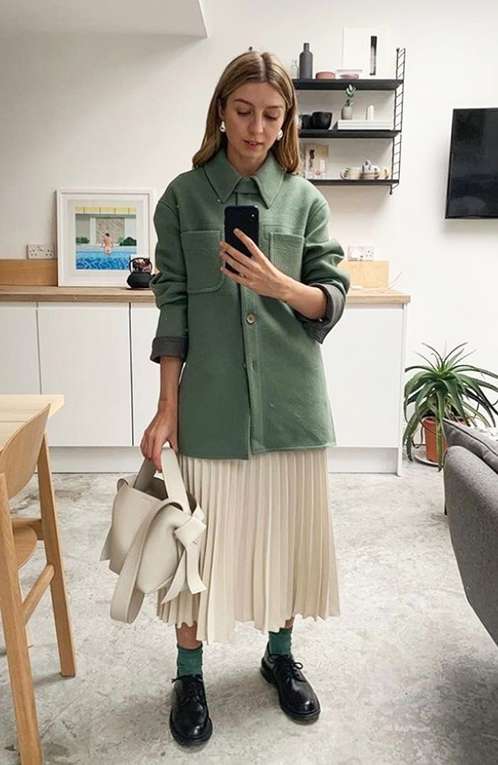 Đi tone màu trung tính cả set khiến bạn trông sang và trendy Váy xếp ly hot bao mùa mix được đủ kiểu, ngần ấy hot Instagram phối vẫn khác nhau ảnh 8
