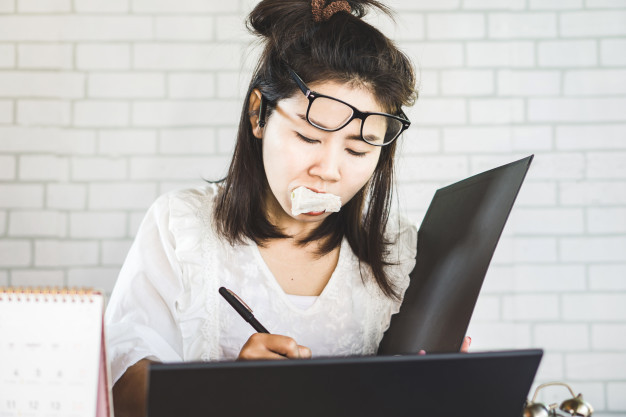 Quăng nhồi nhét, quơ quào và việc nọ xọ việc kia càng làm bạn mất thời gian hơn. Tưởng tiết kiệm thời gian hóa ra còn phiền gấp đôi, như bỏ ống thời gian vào heo đất thủng ảnh 1