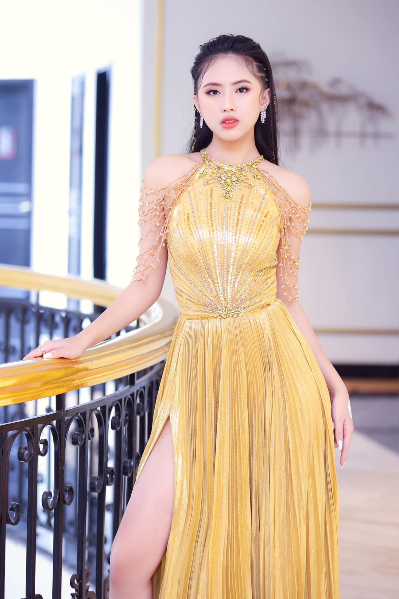 Người đẹp Thể thao Phù Bảo Nghi diện váy xẻ táo bạo, Lương Thùy Linh quấn khăn làm váy ảnh 4