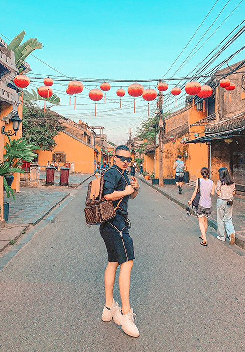 Vũ Khắc Tiệp đeo ba lô hàng hiệu đi thăm phố cổ Hội An Cộng đồng mạng xôn xao “đại sứ cách ly” Vũ Khắc Tiệp lại có mặt ở Đà Nẵng? ảnh 1