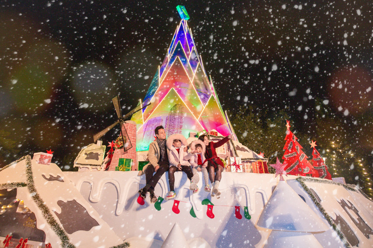 MC Đan Lê cùng gia đình check-in tại "cây thông Noel" độc đáo này Hà Nội: Bạn đã kịp check-in cùng “cây măng Noel” đẹp như ở trời Âu chưa? ảnh 2