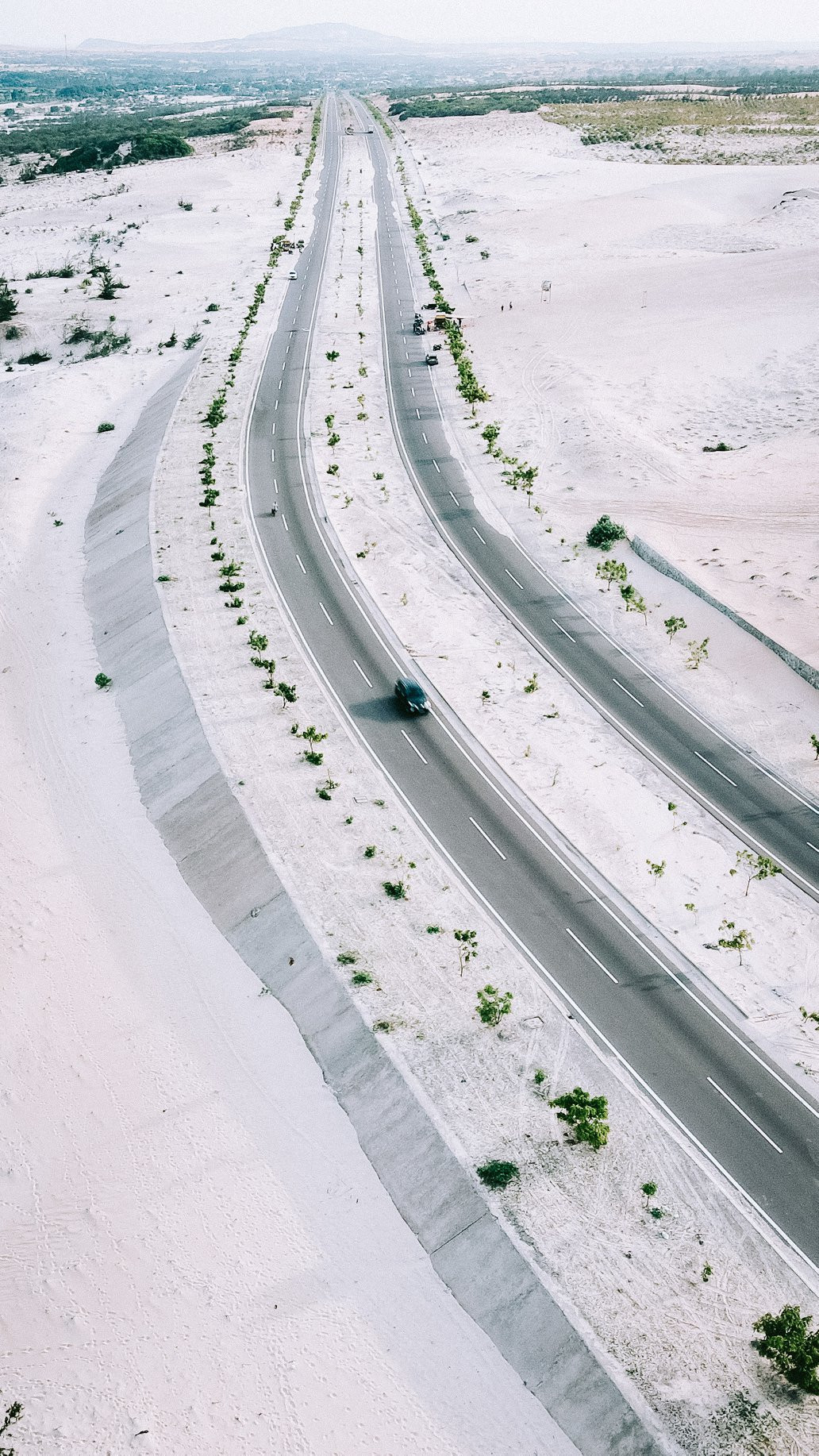 Đi đâu đón 2021: Cung đường biển phủ đầy cát trắng đẹp nhất Việt Nam ảnh 1