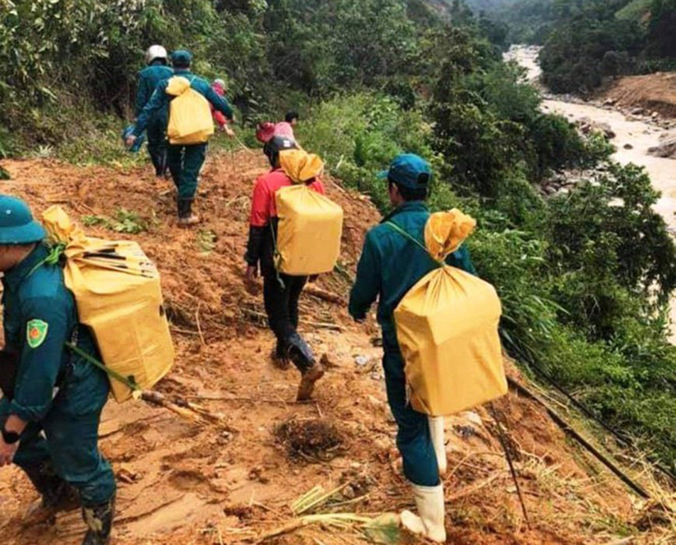 Lực lượng Huyện đội Phước Sơn bất chấp nguy hiểm băng rừng cõng lương thực vào tiếp tế cho đồng bào đang bị cô lập ở Phước Lộc, Phước Thành - ảnh T.N Căng sức tìm kiếm người bị vùi lấp, gấp rút tiếp tế cho 3.000 hộ dân bị cô lập ảnh 3
