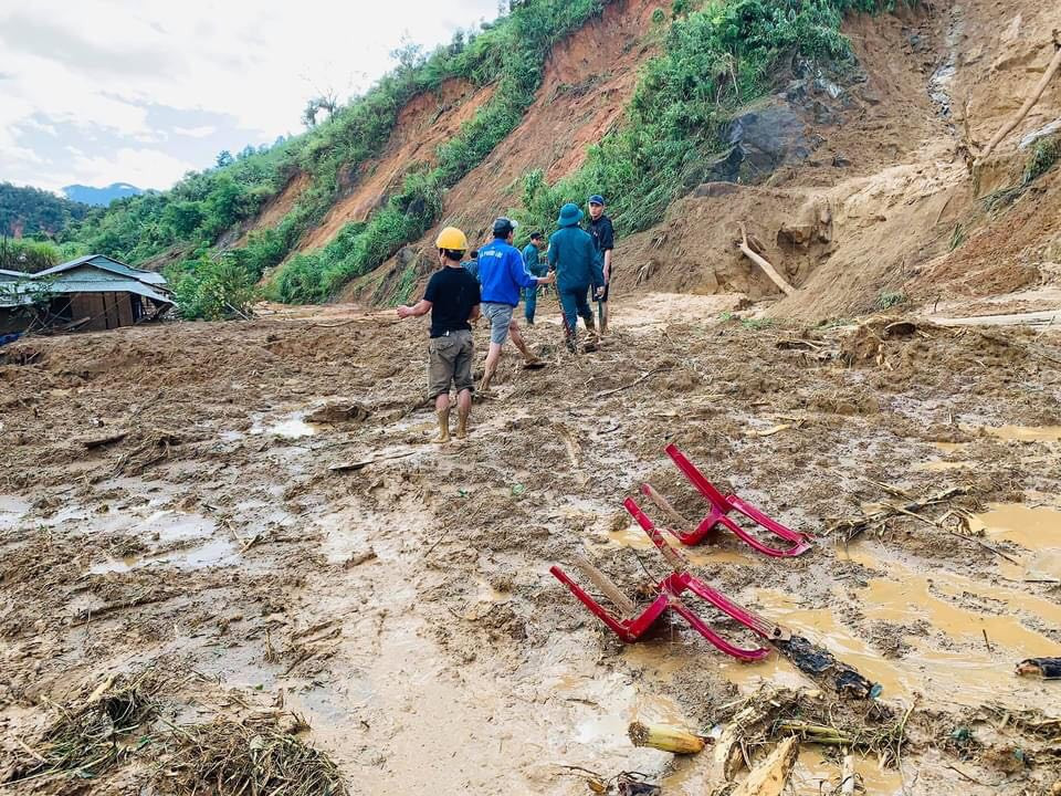 Hàng trăm điểm sạt lở ở Phước Sơn, lực lượng cứu hộ chưa thể tiếp cận hiện trường vùi lấp 13 người Căng sức tìm kiếm người bị vùi lấp, gấp rút tiếp tế cho 3.000 hộ dân bị cô lập ảnh 2