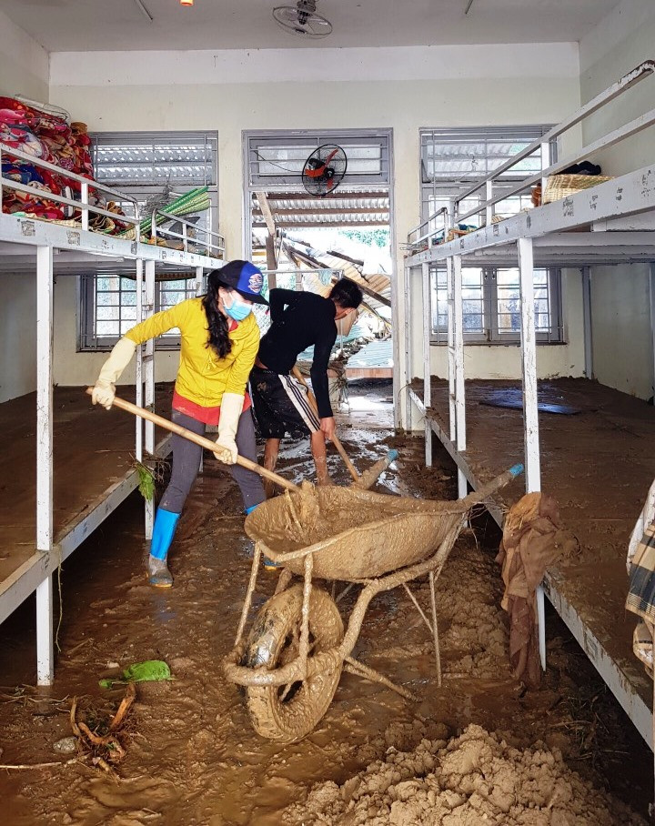 Những lớp bùn dày tấn công vào trường học sau lũ. Thầy cô Trà Leng cạo núi bùn, dọn trường sau mưa lũ ảnh 3