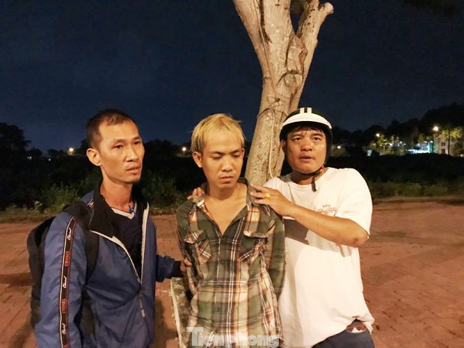 Đối tượng tống tiền (giữa) bị "hiệp sĩ" đưa về trụ sở công an Bắt kẻ dùng clip ‘nóng’ ra giá 3.000 USD mua sự im lặng ảnh 1