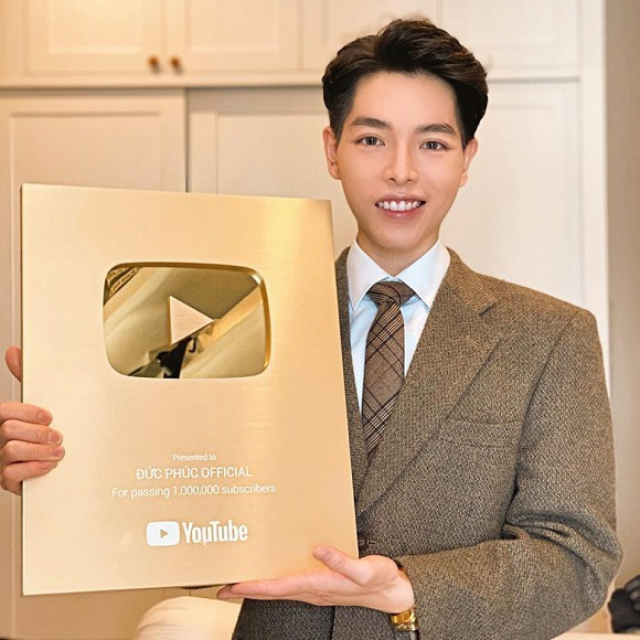 Đức Phúc nhận nút vàng YouTube. Ảnh: FBNV Đức Phúc khiến fan đi hết từ bất ngờ này đến bất ngờ khác với nút vàng YouTube ảnh 1