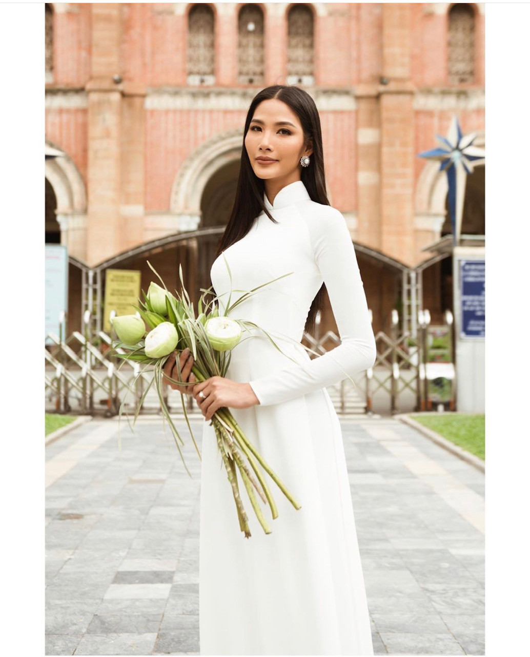 Chẳng hạn, nếu tôi đánh nhau với một ai đó, về nhà, bố mẹ sẽ đánh tôi đầu tiên, nên tôi sợ lắm. Nếu bố mẹ không giữ kỷ luật đó cho tôi, không biết bây giờ, tôi đã đi về đâu nữa!- Ảnh: Insta NV Hoàng Thùy: “Tôi từng đi bán hàng rong ở bến xe trong khoảng 10 năm“ ảnh 2