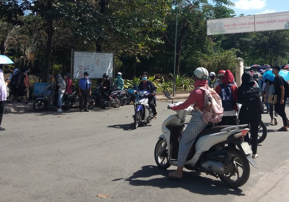 Sinh viên ĐH Khoa học Xã hội và Nhân văn (ĐHQG TP.HCM) chủ động đeo khẩu trang nơi công cộng. TP.HCM: Sinh viên chủ động ứng phó khi dịch COVID-19 có nguy cơ bùng phát trở lại ảnh 1