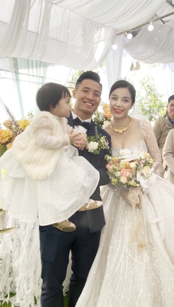 (Ảnh cắt từ clip) Khánh Linh diện váy cưới làm từ 30K viên đá Swarovski do chính Bùi Tiến Dũng lên ý tưởng ảnh 1