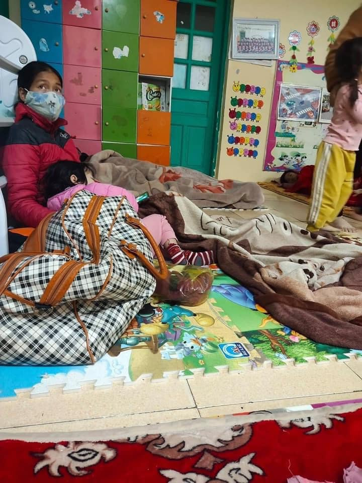 Những hình ảnh xót xa trong mùa dịch: Lớp mầm non đi cách ly tập trung, nhân viên y tế ngất xỉu vì kiệt sức ảnh 3