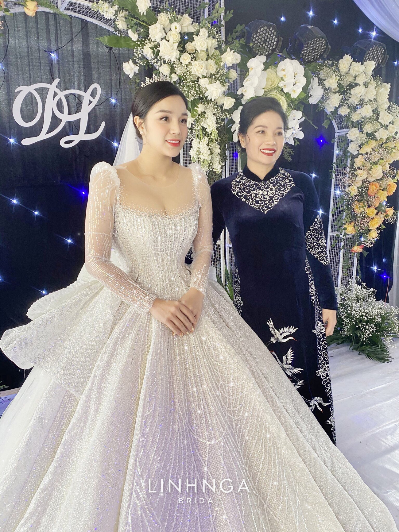 Khánh Linh diện váy cưới làm từ 30K viên đá Swarovski do chính Bùi Tiến Dũng lên ý tưởng ảnh 9
