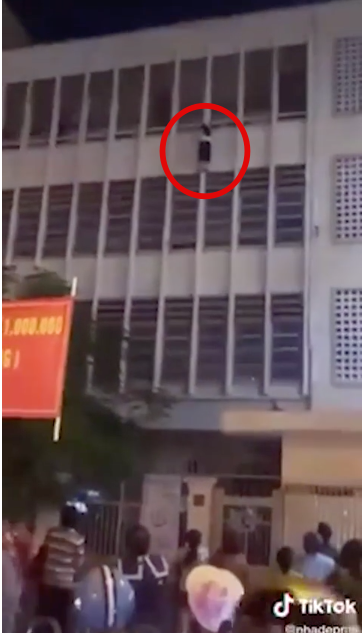 (Ảnh cắt từ clip) TP.HCM: Nữ sinh lớp 6 treo mình lơ lửng ở lan can tầng 3 được bác bảo vệ cứu kịp thời ảnh 1