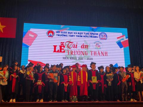 Lễ tri ân và trưởng thành của teen 12+ THPT Trần Hữu Trang (TP.HCM). (Ảnh: NLĐ) Lời khuyên của thầy hiệu trưởng dành cho teen cuối cấp: Hãy là một người bình thường tử tế ảnh 1