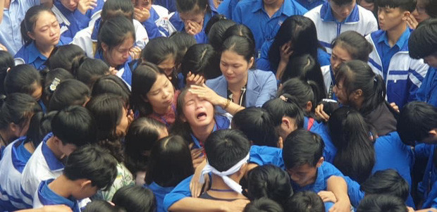 Nhiều bạn học sinh khác cũng không nén nổi xúc động, ôm nhau và oà khóc. Hàng trăm thầy cô, học sinh của trường THPT ở Nghệ An ôm nhau khóc nức nở giữa sân trường ảnh 5