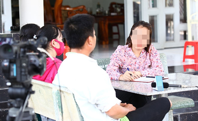 Phụ huynh bức xúc kể lại những chuyện đã xảy ra với con em mình. (Ảnh: Truyền hình Tây Ninh) Thầy giáo bị tố dâm ô nhiều nam sinh ở Tây Ninh thừa nhận hành vi, rời khỏi địa phương ảnh 1