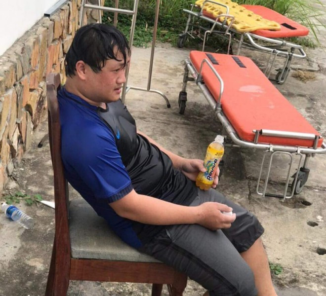 Các bác sĩ liên tục đổ nước thấm đẫm quần áo sau những ngày chiến đấu với COVID-19. (Ảnh: TT cấp cứu 115 Đà Nẵng) Xót xa hình ảnh các y, bác sĩ tại Đà Nẵng làm việc tới kiệt sức phải truyền nước ảnh 3