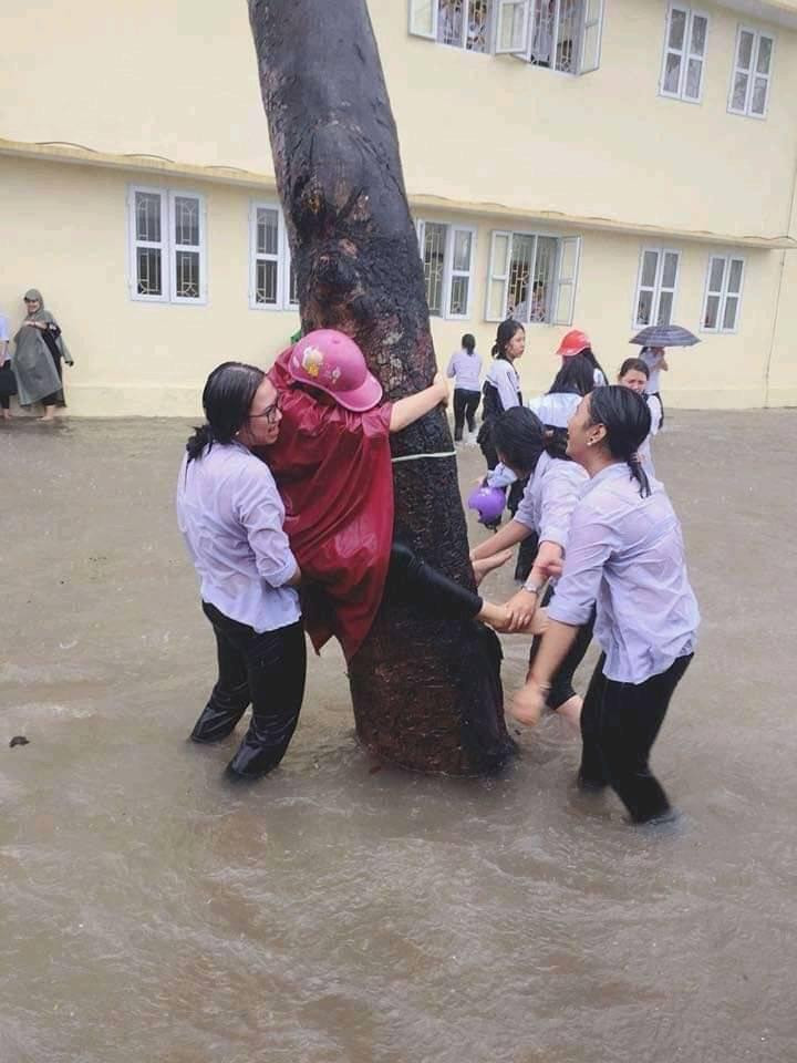 Các bạn học sinh vô tư nô đùa trong trời mưa lớn. Nhiều teen vô tư nô đùa giữa trời mưa lớn, nước ngập tới đầu gối khiến dân mạng lo lắng ảnh 1