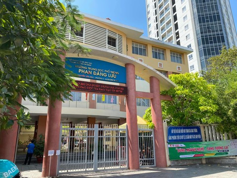 Trường THPT Phan Đăng Lưu (Q.Bình Thạnh, TP.HCM) - nơi xảy ra vụ việc. Liên tiếp 2 vụ nữ sinh THPT đánh nhau, dư luận bức xúc khi bạn bè xung quanh thờ ơ ảnh 3