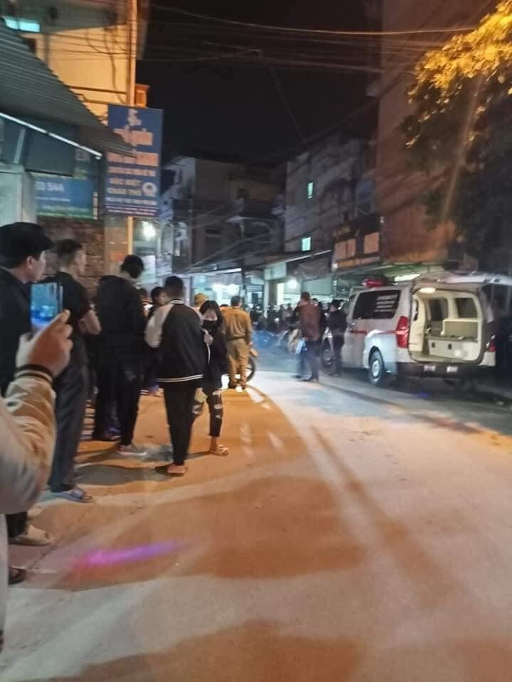 Xe cấp cứu cùng cơ quan chức năng cũng nhanh chóng có mặt tại hiện trường. (Ảnh: Facebook Tin nóng Lạng Sơn) Cô gái 19 tuổi ở trọ 1 mình qua đời đột ngột: Còn trẻ cũng đừng chủ quan vấn đề sức khoẻ! ảnh 2