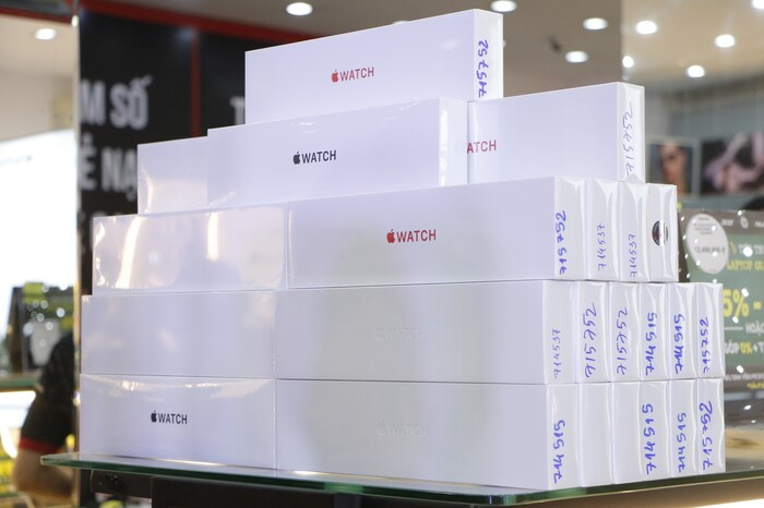 Những chiếc đồng hồ đầu tiên chuẩn bị tới tay người dùng. (Ảnh: FPT Shop) Apple Watch SE và Series 6 chính thức bán tại Việt Nam: Sau 30 phút đã có hơn 500 đơn hàng ảnh 3
