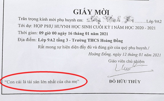 Giấy mời họp phụ huynh với dòng chữ "Con cái là tài sản lớn nhất của cha mẹ" được lan truyền trên mạng xã hội. Ghi giấy mời họp phụ huynh “Con cái là tài sản lớn nhất của cha mẹ”, thầy giáo bị phê bình ảnh 1