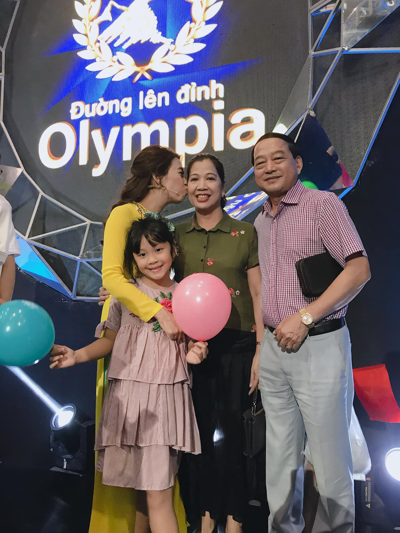 MC Diệp Chi chụp ảnh cùng bố mẹ và con gái tại chương trình chung kết Olympia năm thứ 17. Sau chung kết Olympia năm thứ 20, MC Diệp Chi bất ngờ trải lòng về nỗi mất mát to lớn ảnh 2
