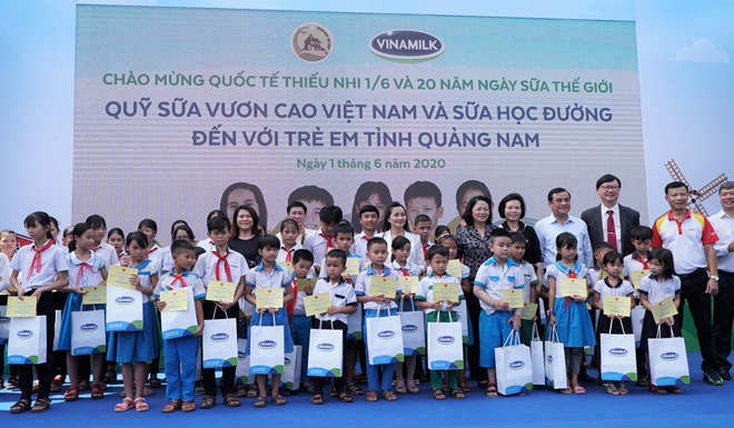 Lãnh đạo Nhà nước và địa phương trao 50 suất học bổng cho trẻ em ở Quảng Nam 34.000 học sinh ở Quảng Nam vui uống sữa trong ngày tết thiếu nhi ảnh 6