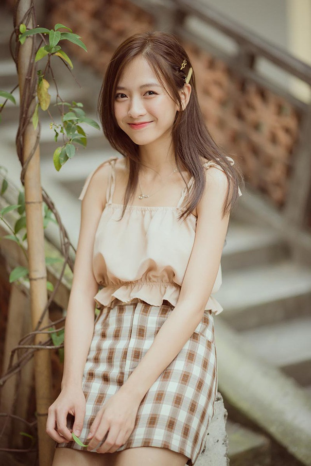 Hình ảnh Hoài Linh xuất hiện trên diễn đàn mạng xã hội và được cư dân mạng khen ngợi không ngớt. Nét đẹp trong veo, nhẹ nhàng tựa nắng mai của nữ sinh trường Y ảnh 1