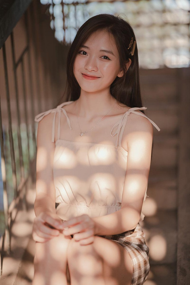 Cô cũng sở hữu làn da mịn màng, ưa nhìn. Nét đẹp trong veo, nhẹ nhàng tựa nắng mai của nữ sinh trường Y ảnh 11
