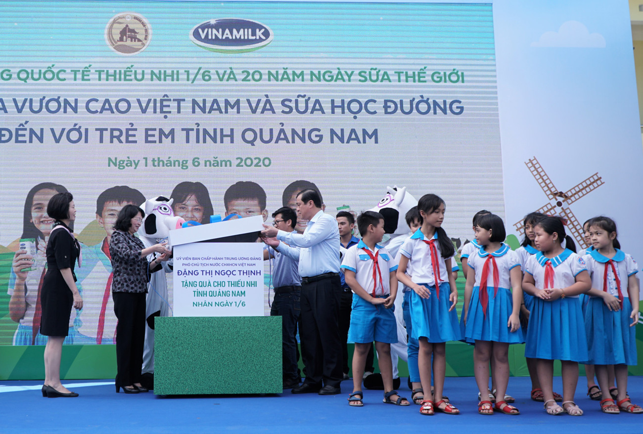 Phó Chủ tịch nước Đặng Thị Ngọc Thịnh; lãnh đạo tỉnh Quảng Nam và đại diện Vinamilk mở món quà đặc biệt tặng học sinh Quảng Nam trong ngày 1/6 34.000 học sinh ở Quảng Nam vui uống sữa trong ngày tết thiếu nhi ảnh 1