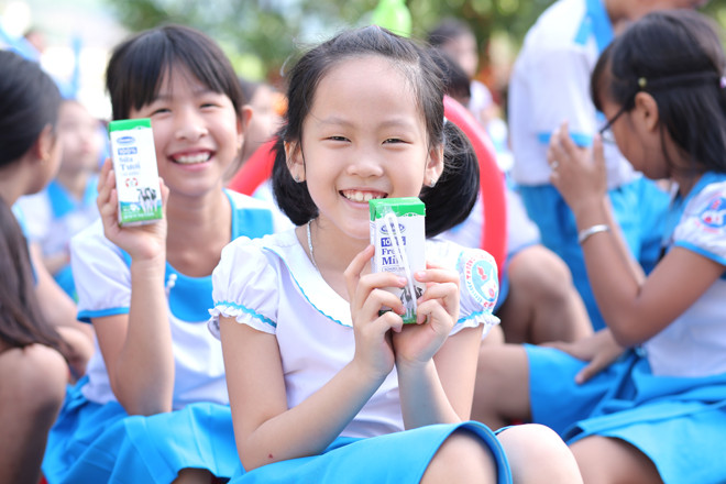 33 nghìn trẻ em tỉnh Quảng Nam sẽ bắt đầu uống sữa học đường từ 1/6/2020 34.000 học sinh ở Quảng Nam vui uống sữa trong ngày tết thiếu nhi ảnh 4