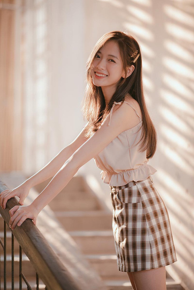 Hoài Linh sở hữu nụ cười tươi cùng dáng người nhỏ nhắn. Nét đẹp trong veo, nhẹ nhàng tựa nắng mai của nữ sinh trường Y ảnh 2