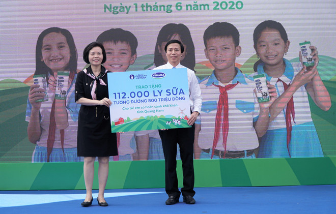 Bà Bùi Thị Hương, Giám đốc Điều hành Vinamilk trao bảng tượng trưng 112 nghìn ly sữa cho lãnh đạo Sở LĐ-TB&XH tỉnh Quảng Nam 34.000 học sinh ở Quảng Nam vui uống sữa trong ngày tết thiếu nhi ảnh 3