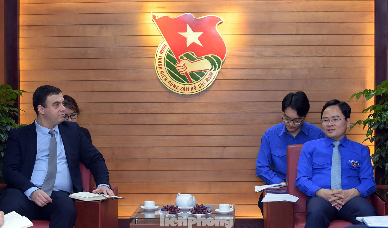Bí thư Thứ nhất T.Ư Đoàn Nguyễn Anh Tuấn và Đại sứ đặc mệnh toàn quyền Israel tại Việt Nam Nadav Eshcar trao đổi tại buổi tiếp. Ảnh: Xuân Tùng Kết nối khởi nghiệp sáng tạo thanh niên Việt Nam - Israel ảnh 1