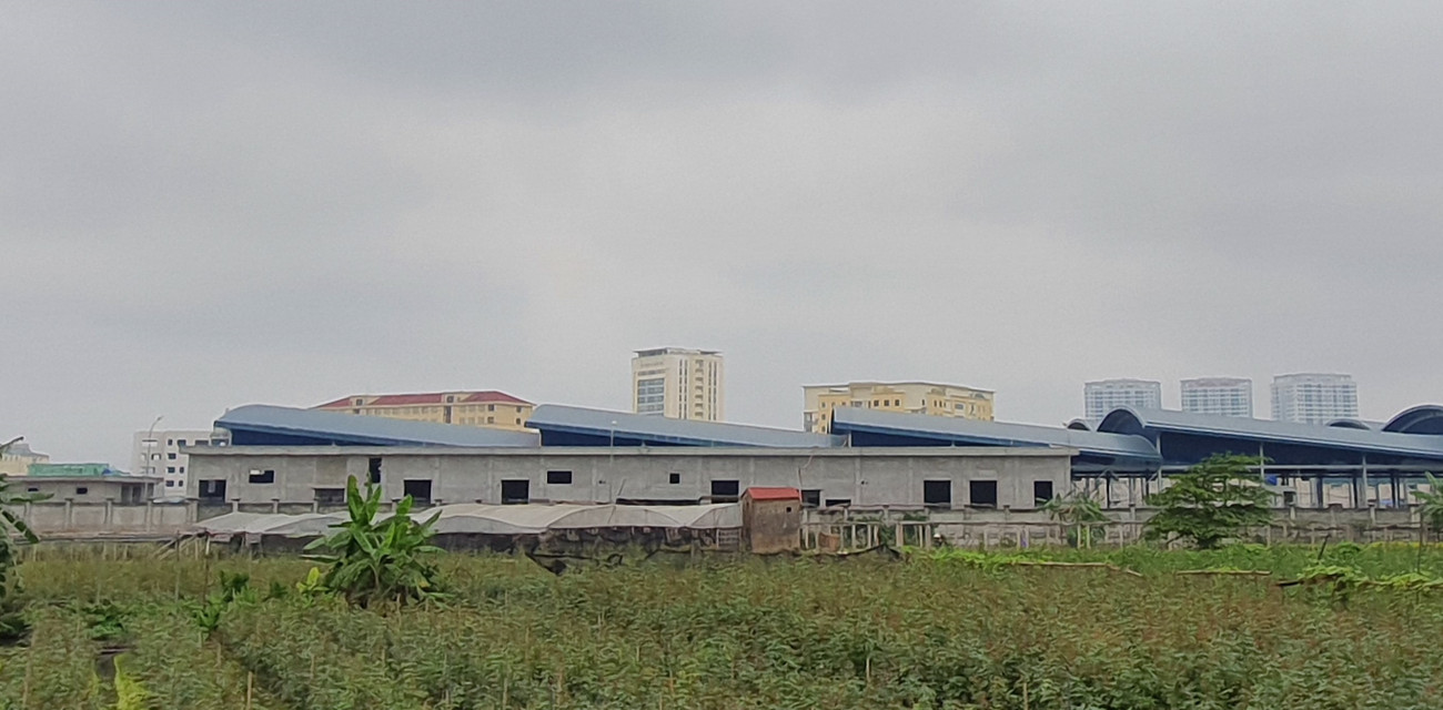 13 năm qua, người dân gõ của rất nhiều cơ quan chức năng, cơ quan báo chí để đòi đúng chính sách mà người dân được hưởng. Hà Nội xin ý kiến về việc bồi thường 135 hộ dân khiếu nại ở dự án Nhổn - ga Hà Nội ảnh 1