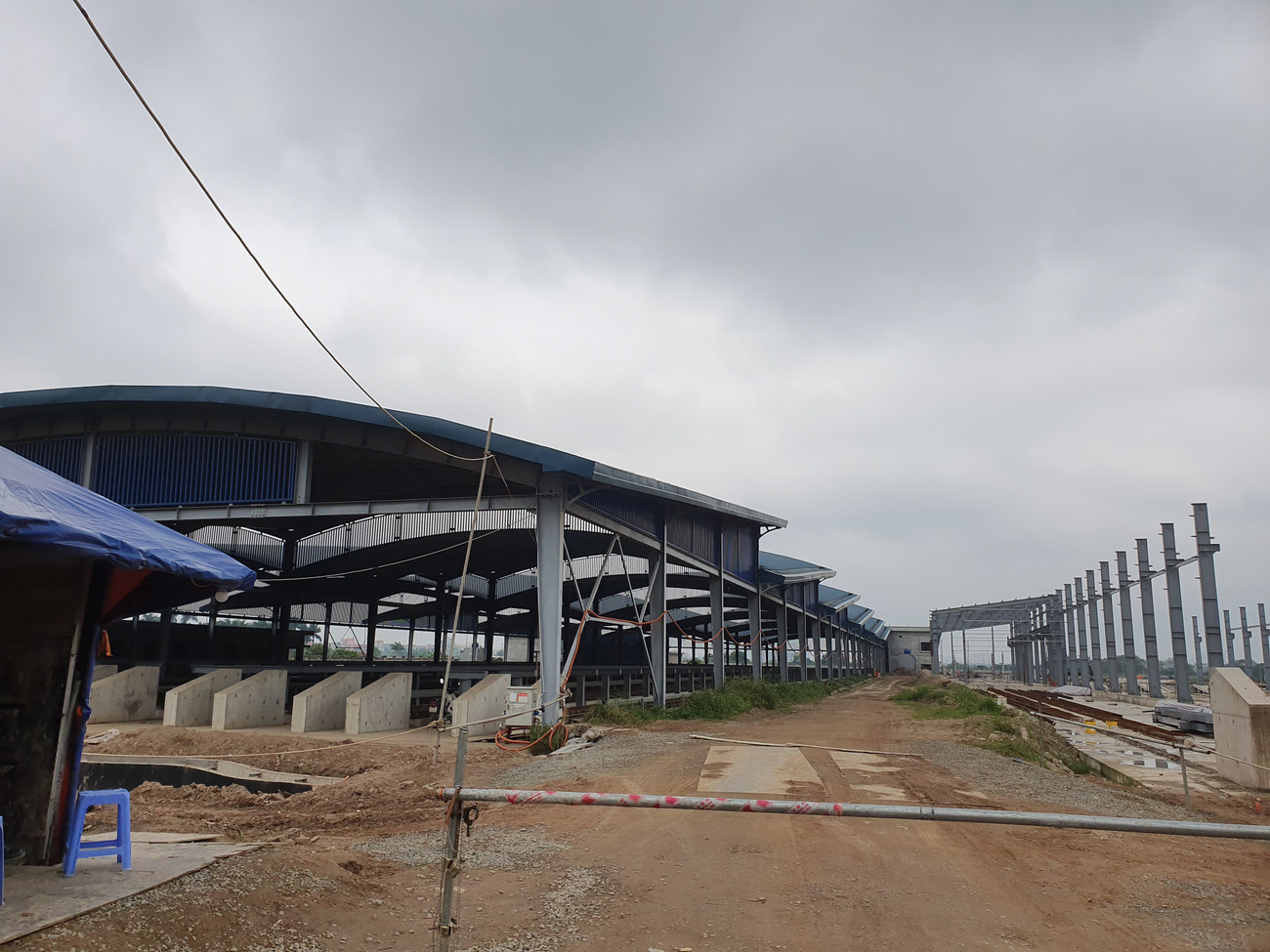 Cuối năm 2020, Tổng cục Quản lý đất đai (Bộ TNMT) có văn bản đề nghị UBND TP Hà Nội chỉ đạo rà soát, giải quyết khoản hỗ trợ đào tạo và chuyển đổi nghề nghiệp cho 135 hộ dân (tại Tây Tựu, Bắc Từ Liêm) theo đúng chính sách, pháp luật tại thời điểm phê duyệt phương án bồi thường, hỗ trợ, tái định cư. Hà Nội xin ý kiến về việc bồi thường 135 hộ dân khiếu nại ở dự án Nhổn - ga Hà Nội ảnh 2