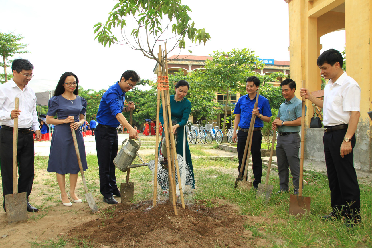 Anh Bùi Quang Huy, Bí thư T.Ư Đoàn, Chủ tịch T.Ư Hội SVVN trồng cây xanh sau lễ ra quân chiến dịch Tuổi trẻ Hà Nam khởi động Chiến dịch Thanh niên tình nguyện hè 2020 ảnh 2