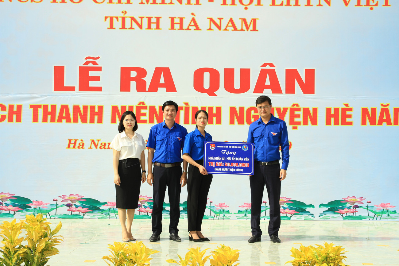 Anh Bùi Quang Huy, Bí thư T.Ư Đoàn, Chủ tịch T.Ư Hội SVVN (bên phải) trao tặng nhà nhân ái - mái ấm đoàn viên trị giá 50 triệu đồng Tuổi trẻ Hà Nam khởi động Chiến dịch Thanh niên tình nguyện hè 2020 ảnh 1