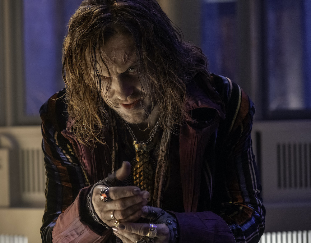 Tạo hình của ông kẹ Grand Guignol trông như một sự kết hợp giữa phù thủy Sirius Black trong loạt "Harry Potter" và cô bé quỷ ám Regan MacNeil trong bộ phim kinh dị "The Exorcist". - Nguồn: Collider “Draco Malfoy” Tom Felton gây choáng với tạo hình Ông Kẹ trong phim thiếu nhi mới ảnh 3