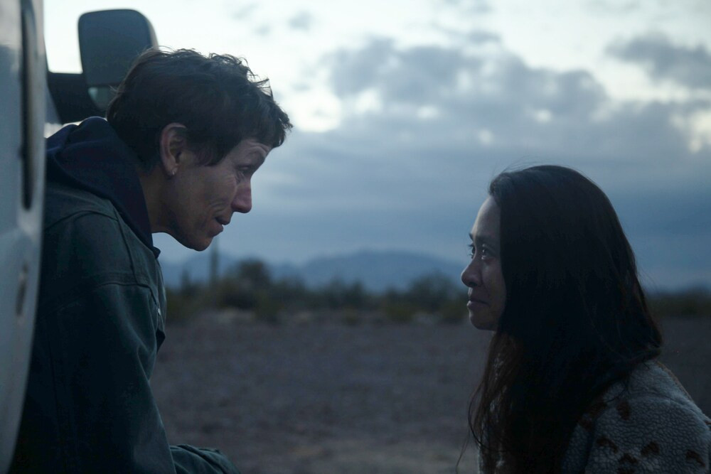 Nữ đạo diễn Chloé Zhao và minh tinh Frances McDormand trên phim trường "Nomadland". - Nguồn: Awards Today Chloé Zhao - Nữ đạo diễn châu Á được kỳ vọng làm nên lịch sử tại Hollywood ảnh 3