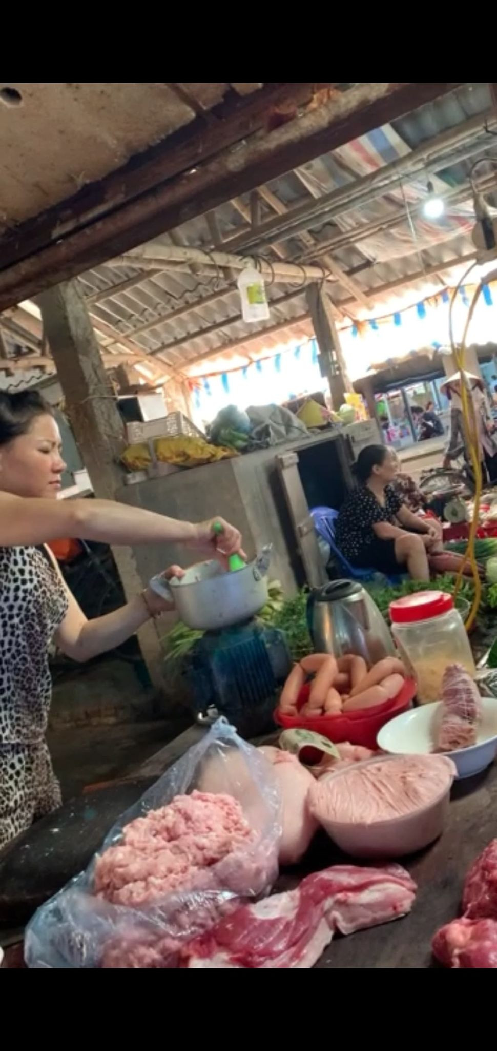 Hình ảnh mua thịt tại chợ chuyển vào trường mầm non mà phụ huynh ghi lại được. Ảnh cắt clip Làm rõ hình ảnh thịt không rõ nguồn gốc chuyển vào trường mầm non ở Chương Mỹ ảnh 1