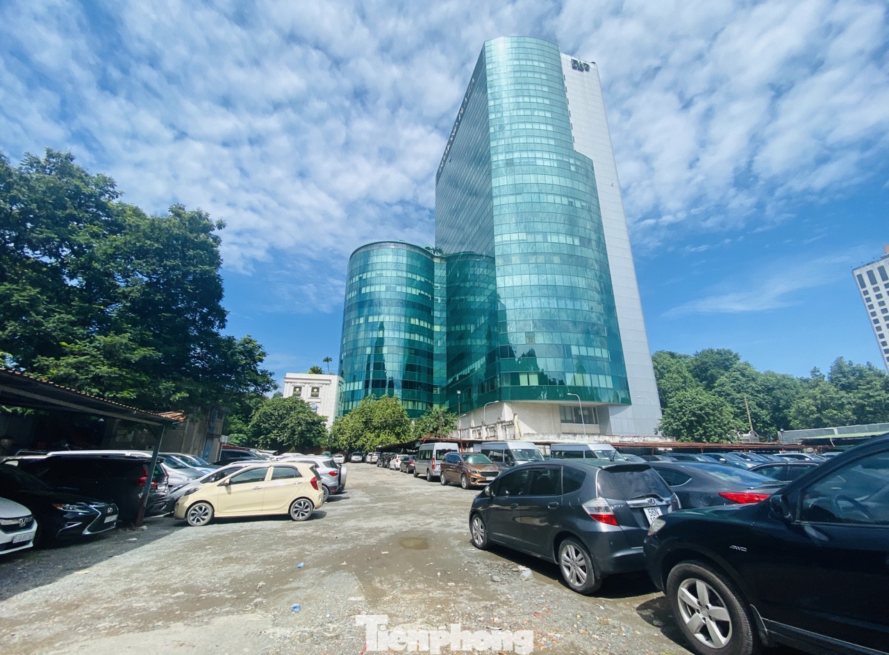 Cận cảnh cao ốc 'đắp chiếu', làm xấu bộ mặt trung tâm Sài Gòn ảnh 17